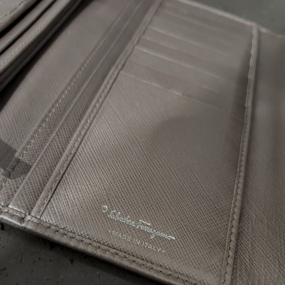 Salvator Ferragamo Gold Continental Wallet - Picture 4 of 7